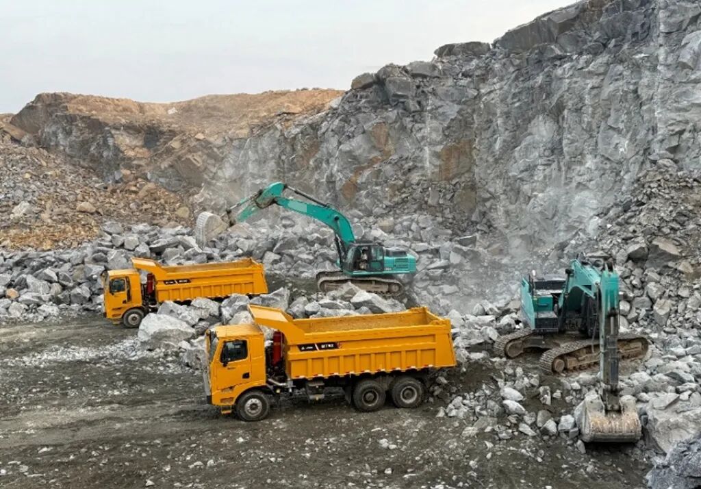 تم تسليم شاحنة التفريغ خارج الطرق MT50 من لينغونغ للصناعات الثقيلة بنجاح إلى العميل